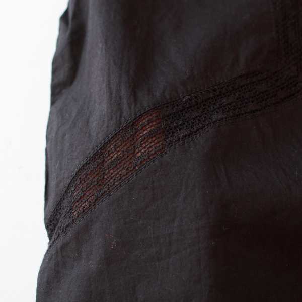 部分的にレースの透け感が感じられます(261-2041-BLACK)