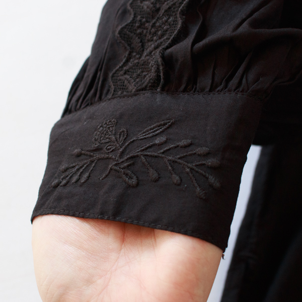 袖にも刺繍が施されています(261-2042-BLACK) 袖にも刺繍が施されています(261-2042-BLACK)