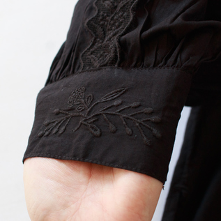 袖にも刺繍が施されています(261-2042-BLACK)