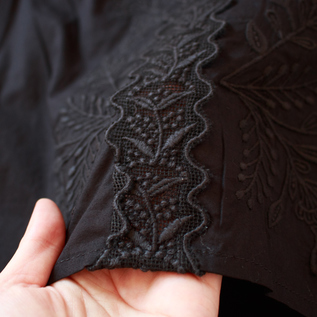 部分的にレースの透け感が感じられます(261-2042-BLACK)