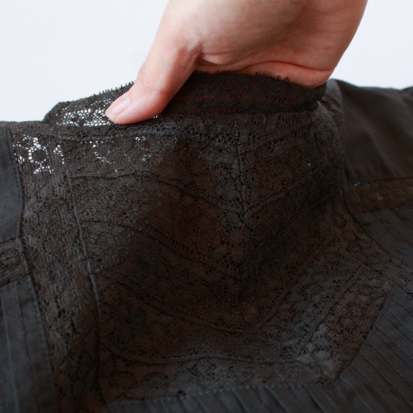 部分的にレースの透け感があります(232-2302-BLACK)