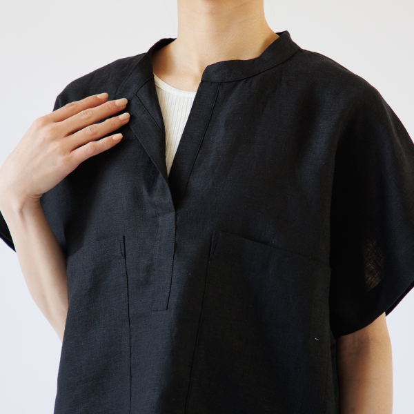 重ね着したインナーが清潔感を印象づけます 重ね着したインナーが清潔感を印象づけます