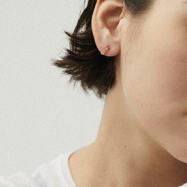 顔まわりにさりげない華やかさを添えます(White) 顔まわりにさりげない華やかさを添えます(White)