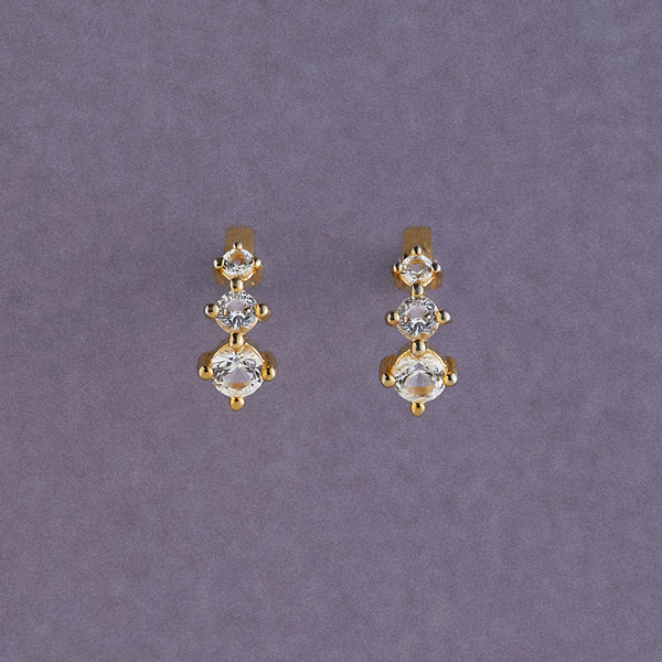 小さなストーンが並んだデザイン(White) 小さなストーンが並んだデザイン(White)