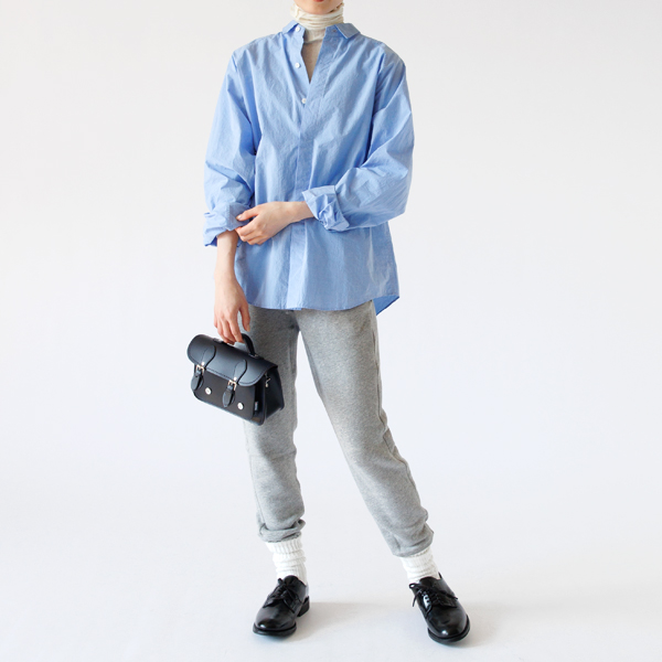 春秋はインナーを襟元から見せて重ね着