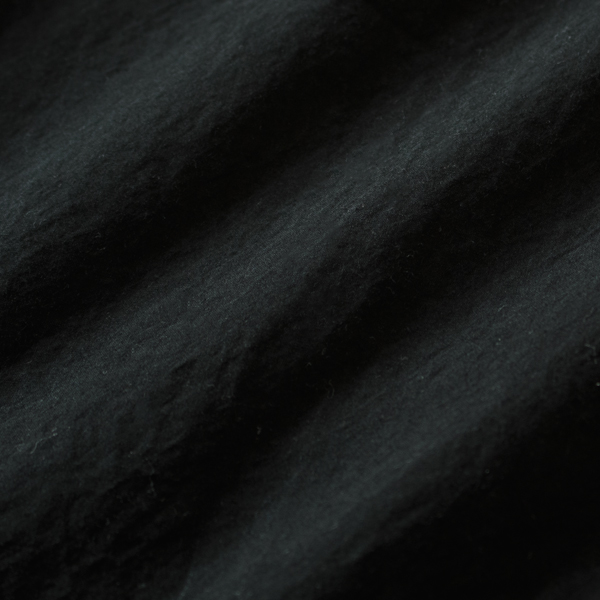 上質な綿糸を高密度に織り上げたタイプライター生地