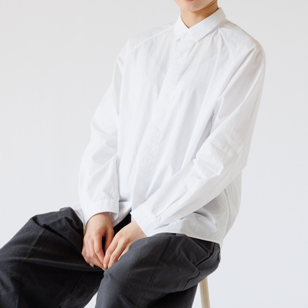 窮屈感なくリラックスできるシャツ