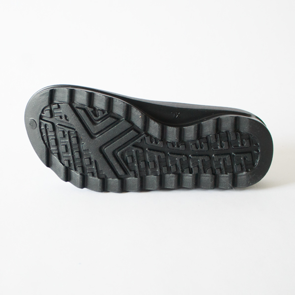 厚みのあるソールは末広がりの形状で、足元をしっかり支えながらも軽やかな履き心地を叶えます 厚みのあるソールは末広がりの形状で、足元をしっかり支えながらも軽やかな履き心地を叶えます