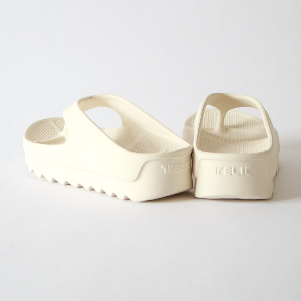 土踏まずを支えるアーチサポートと、ゆるやかにカーブしたロッカーボトム構造により、自然と前へ足が運ばれるような感覚 土踏まずを支えるアーチサポートと、ゆるやかにカーブしたロッカーボトム構造により、自然と前へ足が運ばれるような感覚