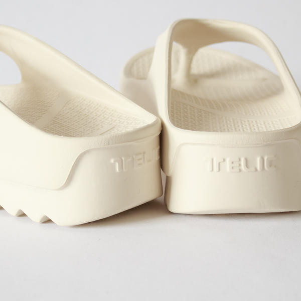 厚みのあるソールは末広がりの形状で、足元をしっかり支えながらも軽やかな履き心地を叶えます 厚みのあるソールは末広がりの形状で、足元をしっかり支えながらも軽やかな履き心地を叶えます