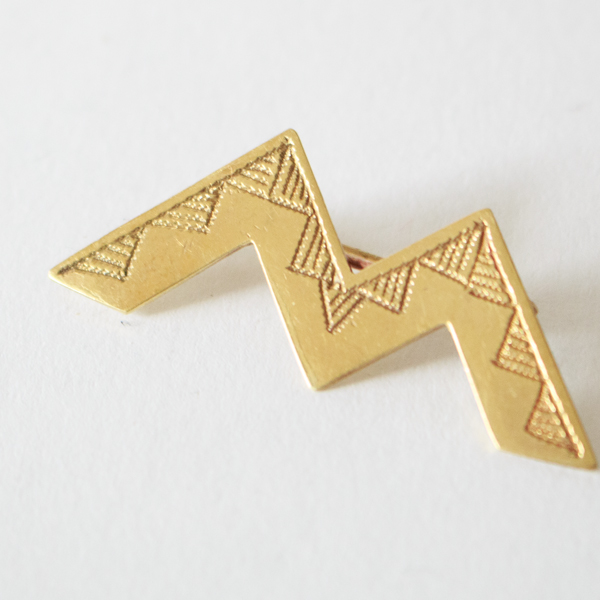 ジグザグとした形に細工が施されています。（Zigzag）