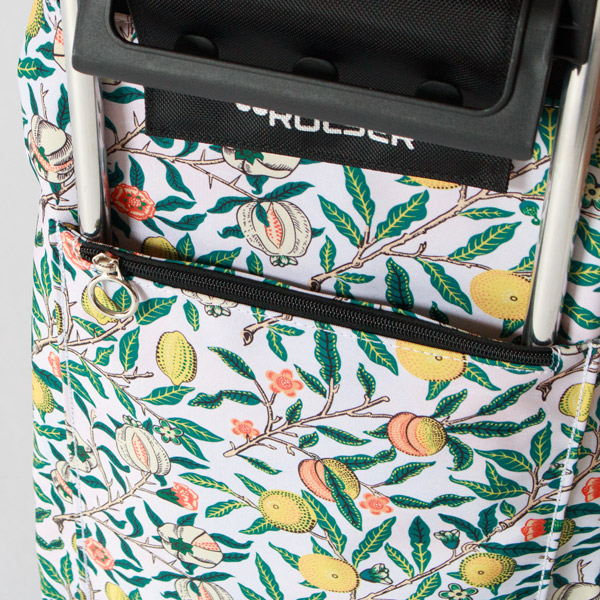 背面にはファスナー付きポケット