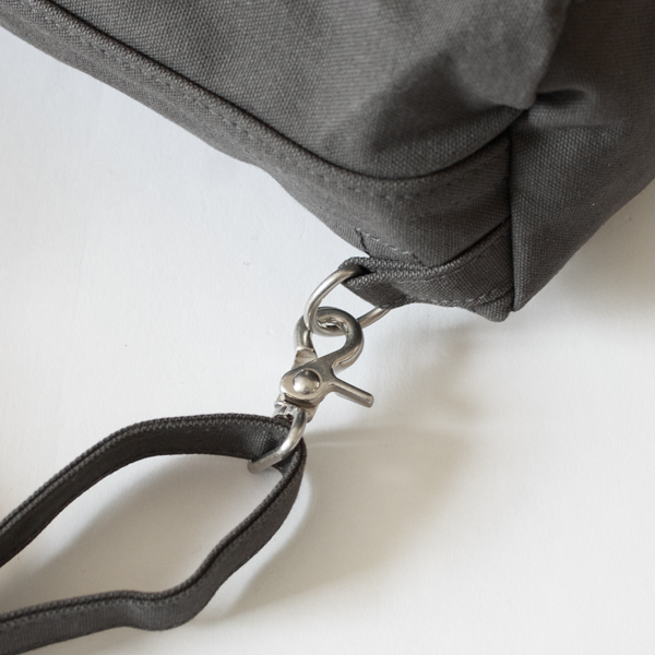 ショルダーストラップは取り外しが可能です。