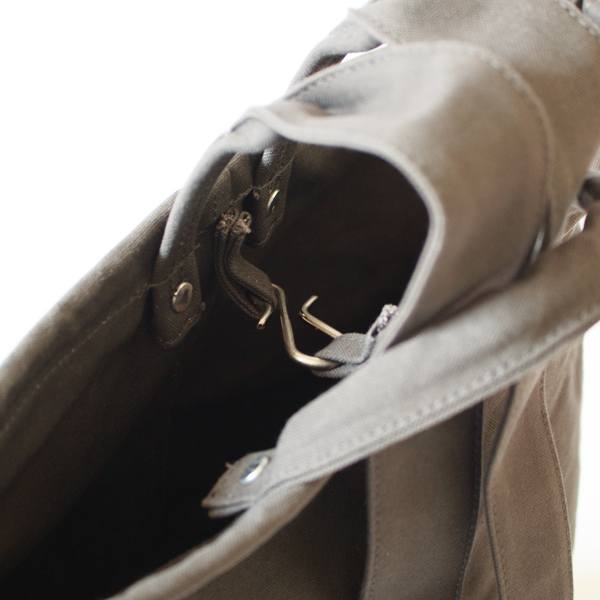 開口部は金具で閉じることができます。