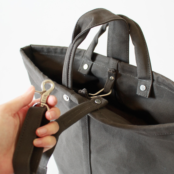 ショルダーストラップは、バッグに収納が可能です。