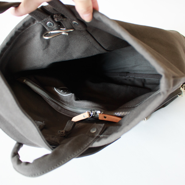 背面側にファスナー付きのポケットがついています。