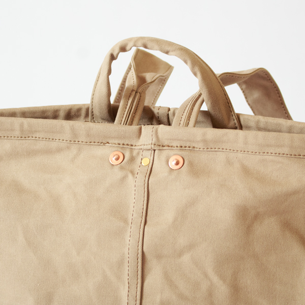 補強としてヴィンテージデニムに使われるような手打ちの打ち抜きリベットを使用(KHAKI)