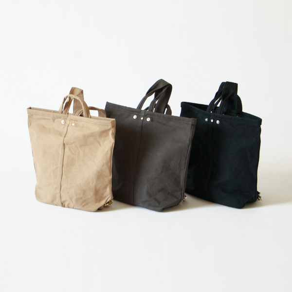 左から、KHAKI、CHARCOAL GRAY、BLACK