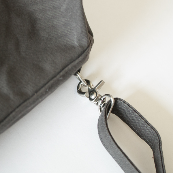 ショルダーストラップは外してバッグに収納ができます。