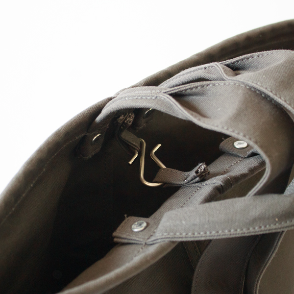 開口部はフックで閉じることができます。