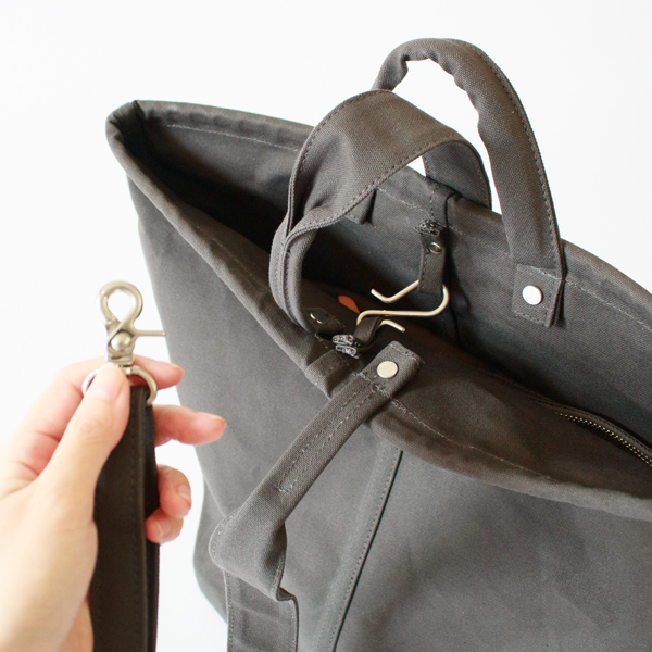 ショルダーストラップは外してバッグに収納ができます。