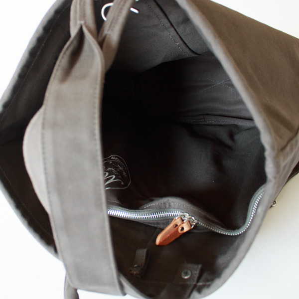 背面側にファスナー付きの収納スペースがあります。