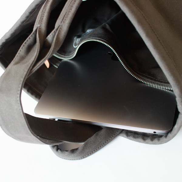 ファスナーポケットには、ノートパソコンやタブレット、貴重品の収納に便利です。