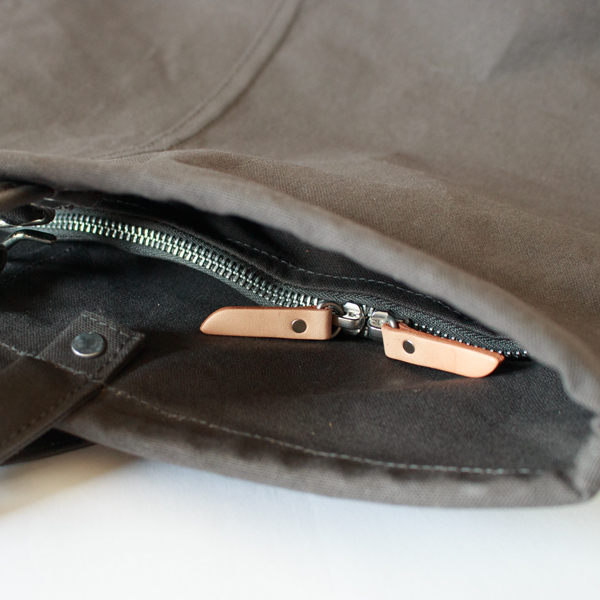 ファスナーの引き手はヌメ革を使用。