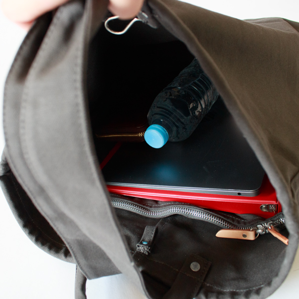 大きな開口部で出し入れしやすいです。