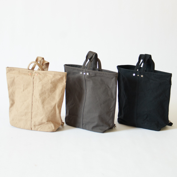 左からKHAKI、CHARCOAL GRAY、BLACK