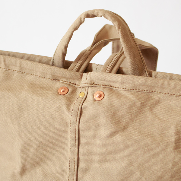 補強としてヴィンテージデニムに使われるような手打ちの打ち抜きリベットを使用(KHAKI)