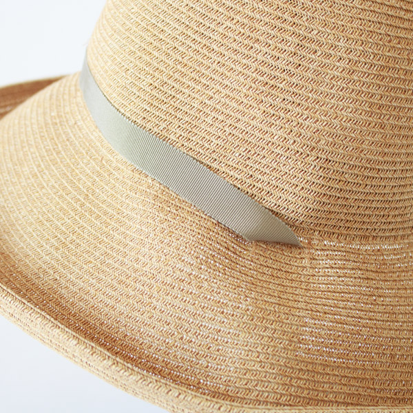 ベージュのリボンを別注で合わせてもらいました