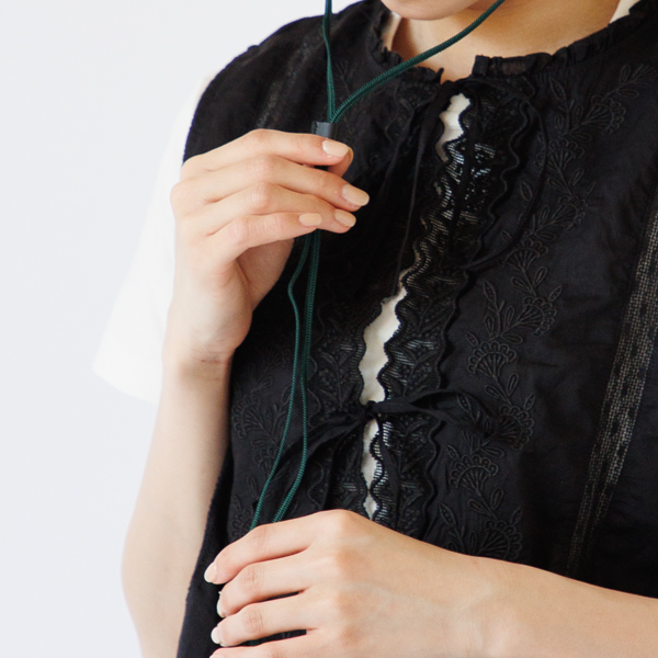 ストッパーをスライドさせてコードを固定できます