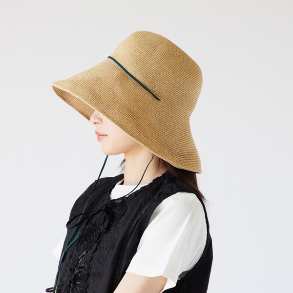 つば広で日差しをしっかり遮ります