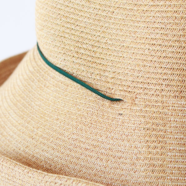 アクセントになるグリーンコードを別注