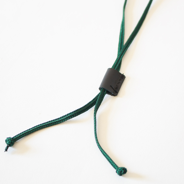 コードタイプは、簡単にコードを固定できるレザーストッパー付き