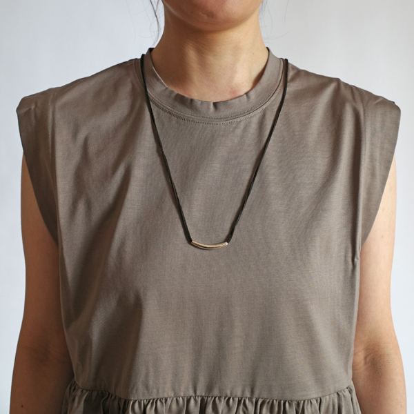 チョーカーとしてだけでなく、長めに結んでネックレスにも（BROWN）