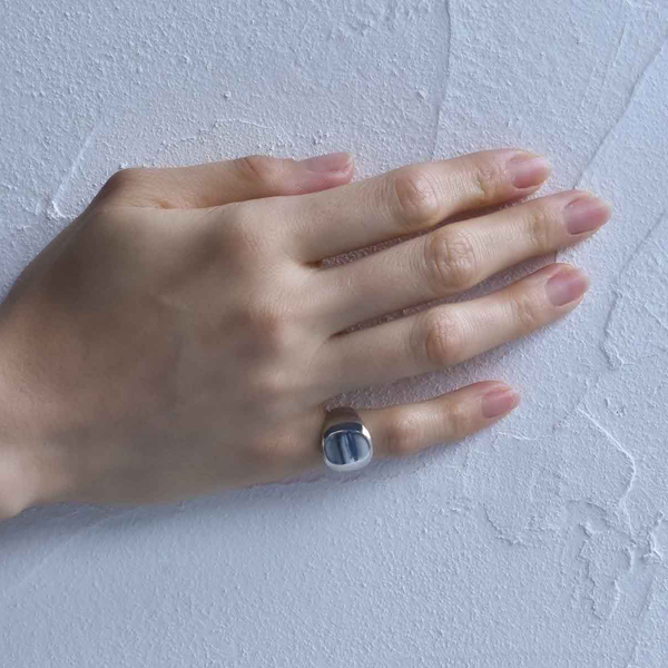 カレッジリングをミニマルなデザインで作り上げたもの