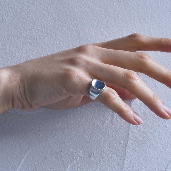 ンドカービングによって掘り出されたモチーフ