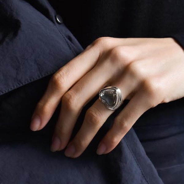 デザイナー自身の初めてのリングをモチーフに現代的にアレンジしたもの