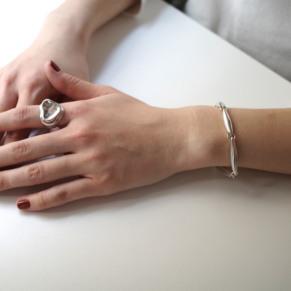 シルバーのリングと合わせて