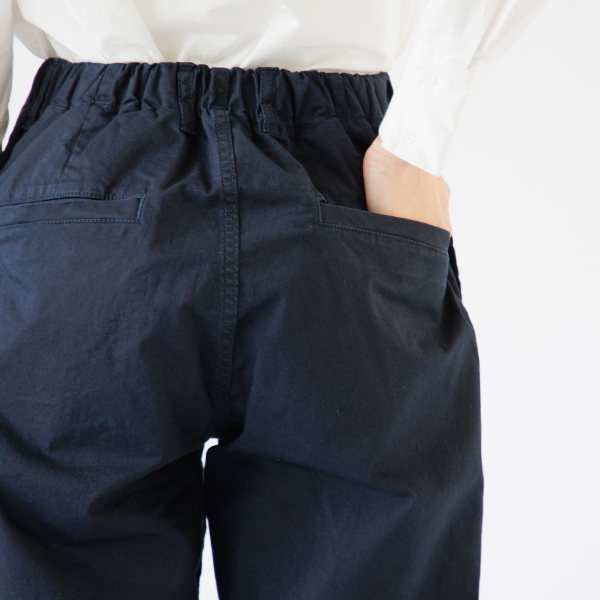 後にもポケットがあります(身長160cm・NAVY S)