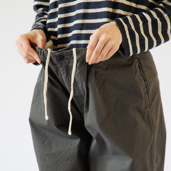 ウエストはゴム+ドローコードで調整(身長160cm・CHARCOAL S)