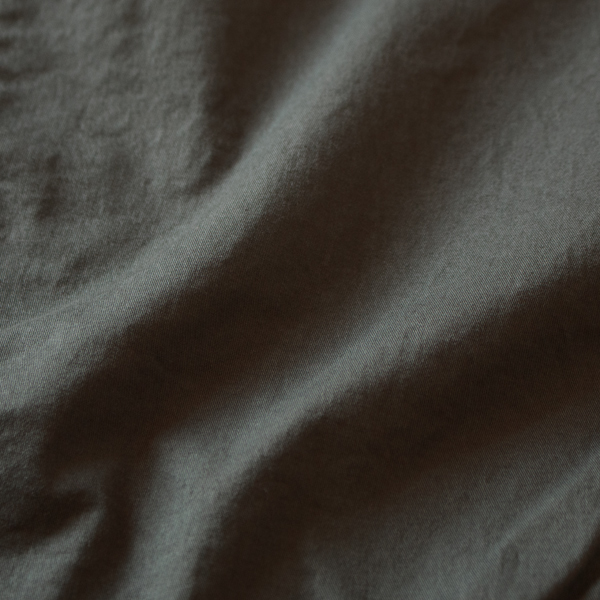 表面に施されたピグメント加工で、こなれ感のある風合いに(CHACOAL)