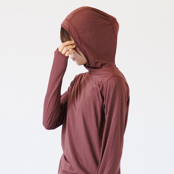 補強されたつば付きのフード