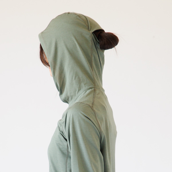 まとめ髪のときも被りやすいフード