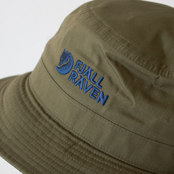 さりげなくポイントになる刺繍ロゴ