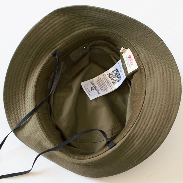 内側にはスウェットバンド付き