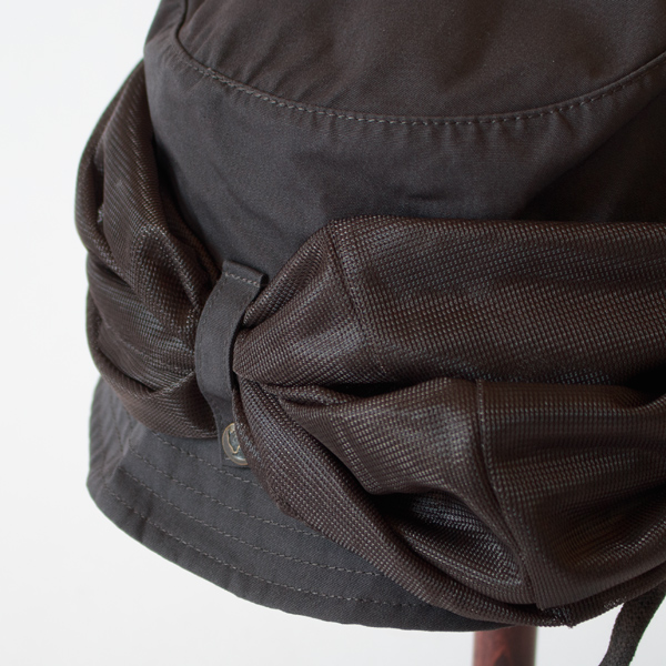 カバーはロールアップして固定できます