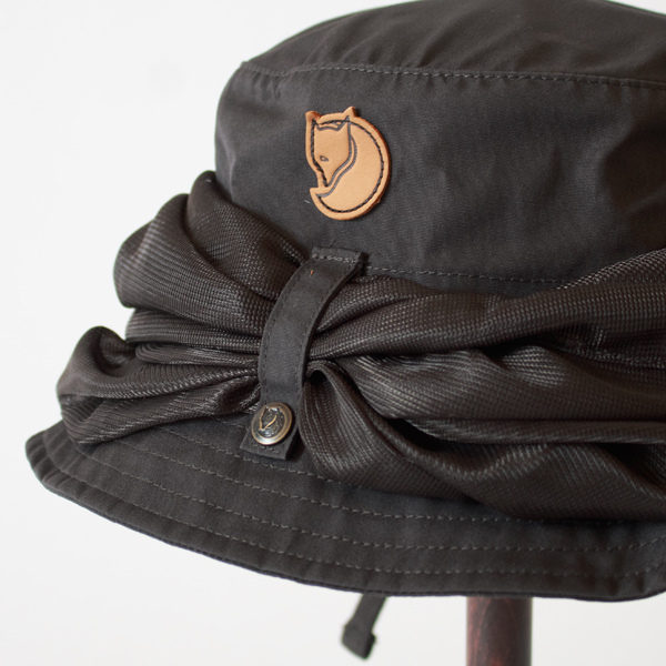 カバーはロールアップして固定できます